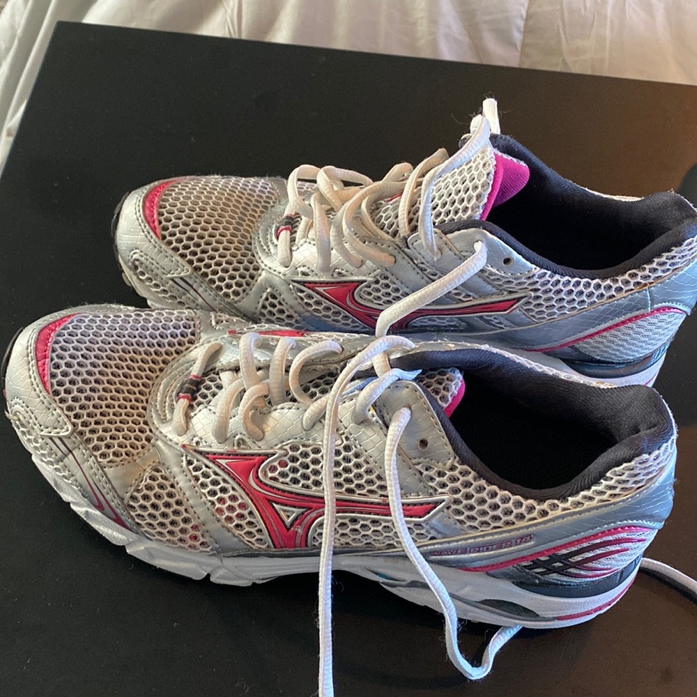 Size 7 Mizuno sneakers